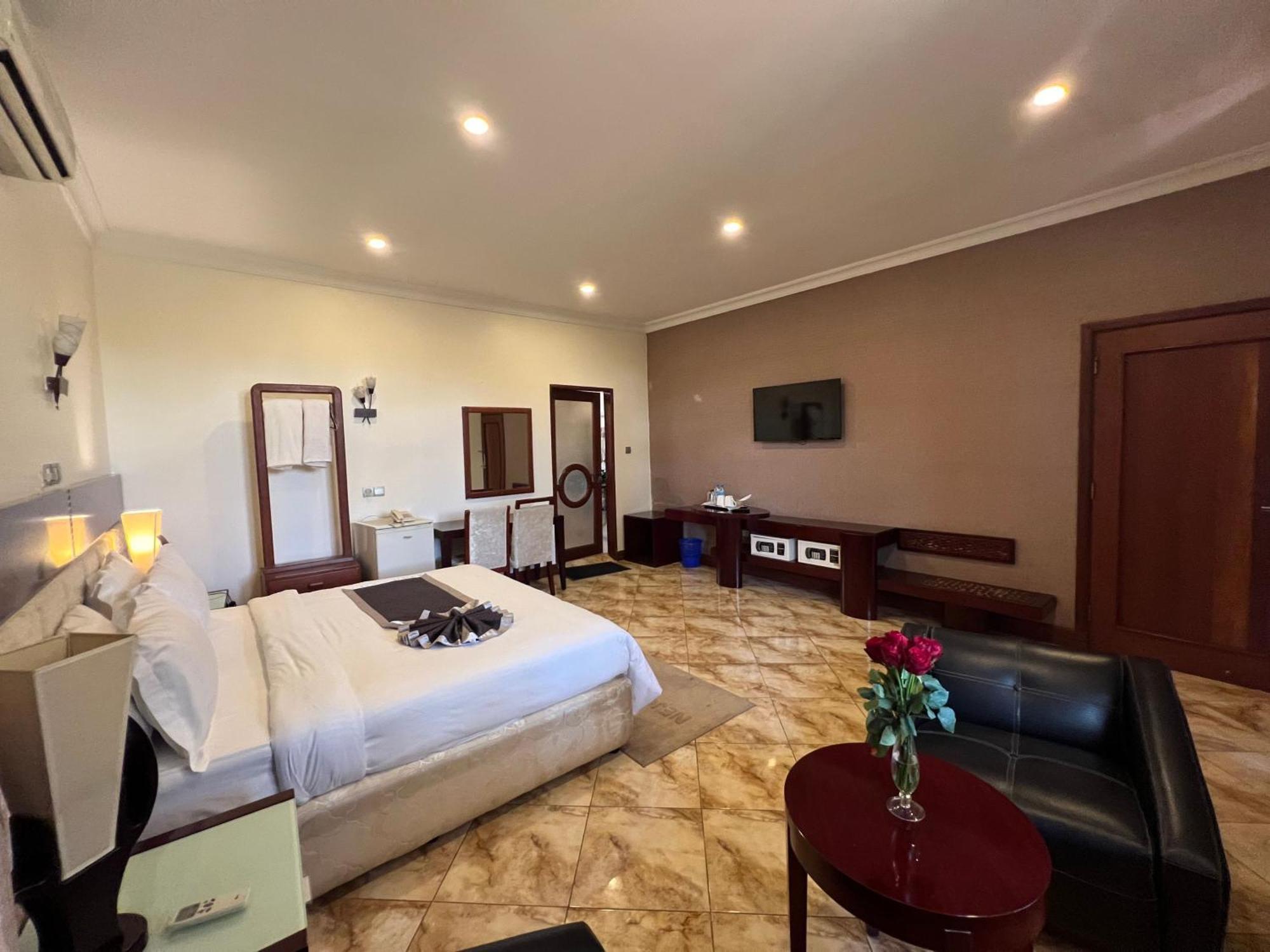 Nejobugg Palace Hotel Nkoanrua Dış mekan fotoğraf